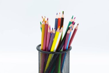 Yaratıcılığı, sanatı ve eğitimi sembolize eden kalem tutacağında düzenlenmiş çok renkli kalemler.