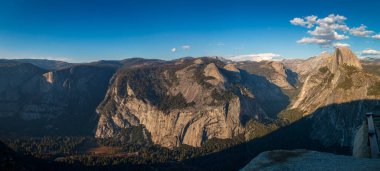 Yosemite, California 'da gün batımında güzel Yosemite Vadisi manzarası