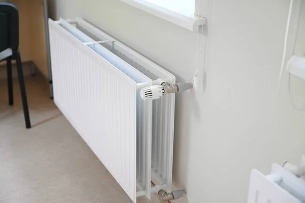Radiador Branco Ligado Uma Parede Proporcionando Calor Conforto Quarto Sua — Fotografia de Stock