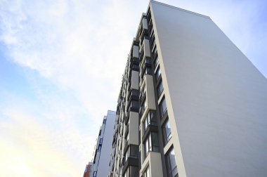 Yeni modern şehir binası, parlak çizgileri ve çarpıcı mimari tasarımı ile dimdik ayakta duruyor. Şehrin gelişiminin ve yeniliğinin bir sembolü, kentsel yaşamın geleceğinin bir kanıtı..