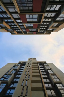 Yeni modern şehir binası, parlak çizgileri ve çarpıcı mimari tasarımı ile dimdik ayakta duruyor. Şehrin gelişiminin ve yeniliğinin bir sembolü, kentsel yaşamın geleceğinin bir kanıtı..