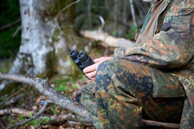 Elinde dürbün tutan adamın görüntüsü. Avcı içeri