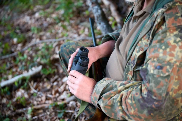 Beskär Syn Mannen Som Håller Binokulär Händerna Hunter Man Kamouflage — Stockfoto