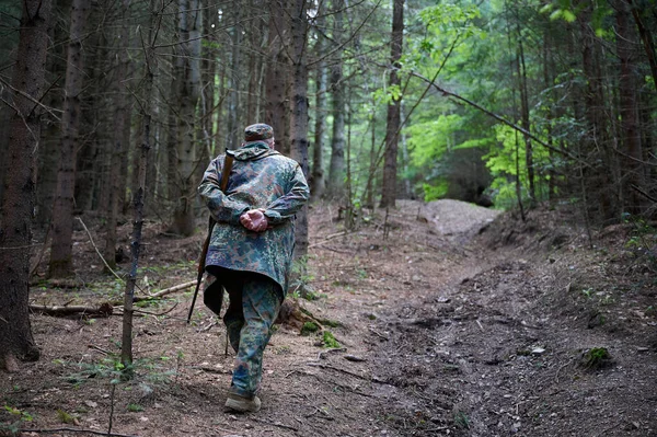 老猎人在森林里散步 — 图库照片