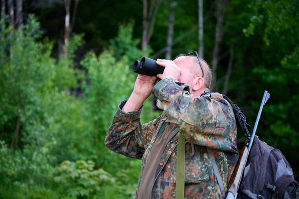Ellerinde Dürbün Omzunda Tüfekle Gezen Bir Erkek Avcı Ormanda Yürüyor — Stok fotoğraf