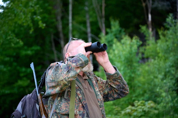Ellerinde Dürbün Omzunda Tüfekle Gezen Bir Erkek Avcı Ormanda Yürüyor — Stok fotoğraf