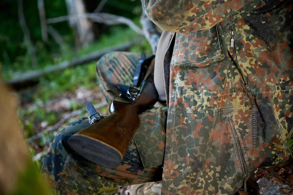 Vista Colheita Caçador Sentado Tronco Floresta Homem Caçador Camuflagem Terno — Fotografia de Stock
