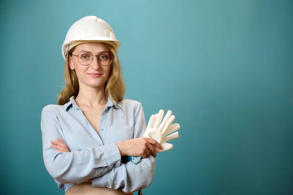 Retrato Jovem Trabalhadora Com Cinto Ferramentas Com Mãos Cruzadas Isoladas — Fotografia de Stock
