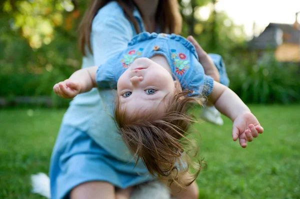 Mamã Seu Bebé Brincar Jardim Linda Família Posando Livre Menina — Fotografia de Stock