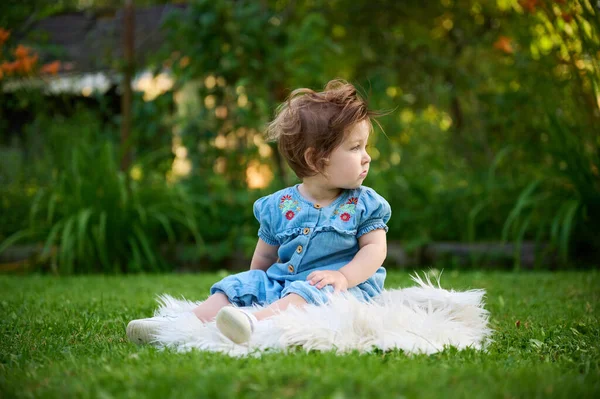 庭の草の上にいる愛らしい女の子 ポートレートを閉じる 夏の風景にハッピーな女の子 スイート 小さな — ストック写真