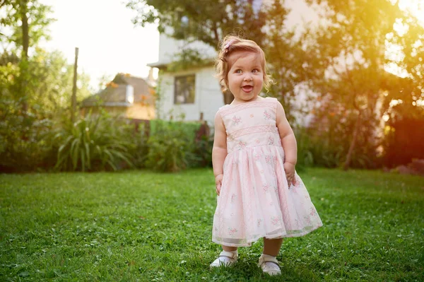 Schattig Meisje Het Gras Tuin Sluit Het Portret Gelukkig Klein — Stockfoto