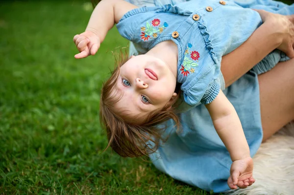 Mama Haar Dochter Spelen Tuin Leuke Familie Die Buiten Poseert — Stockfoto