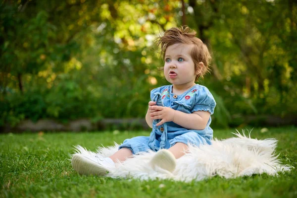 Schattig Meisje Het Gras Tuin Sluit Het Portret Gelukkig Klein — Stockfoto