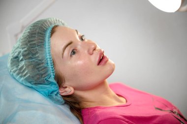 Kozmetik uzmanı hastanın yüzüne cerrahi olmayan düzeltmeler yapmak için madde enjekte ediyor. Doldurucu iğneler. Estetik tedavi konsepti. Ivano-frankivsk, Ukrayna - 08 / 17 / 2023