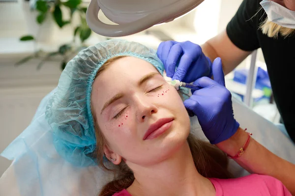 화장품 전문가는 비수술적 교정을 환자의 얼굴을 수정하는 물질을 주사합니다 충전물 — 스톡 사진