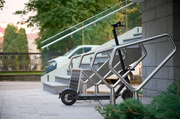 Scooter Électrique Garé Dans Parking Moderne Près Maison Avec Recharge — Photo
