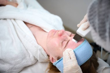 Güzellik kliniğindeki cilt temizleme ve yüz soyma prosedürlerine yakından bakın. Derin gözenek temizleme tedavisi