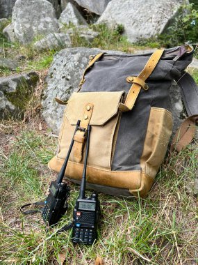 Kayalık arka planda telsiz konuşmaları. Kablosuz iletişim kavramı. Şebeke dışı iletişim yöntemleri. Arama kurtarma operasyonu sırasında ekiple iletişim..