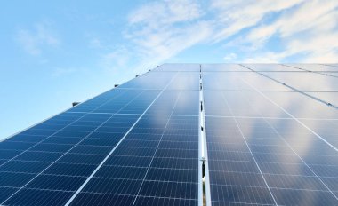 Güneş çiftliğindeki fotovoltaik güneş hücrelerine sabahın erken saatlerinde yakından bakın. Güneş pili çiftliği elektrik santrali. Güneş paneli dokusu arkaplanı