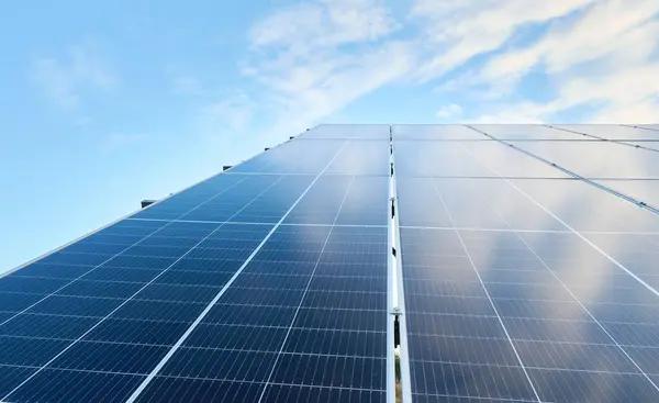 Güneş çiftliğindeki fotovoltaik güneş hücrelerine sabahın erken saatlerinde yakından bakın. Güneş pili çiftliği elektrik santrali. Güneş paneli dokusu arkaplanı