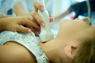 Doktorun çocuk için tiroit sonogramı yapmasına yakın çekim. Pediatrik ultrason taraması. Çocuk ultrasonu. Pediyatrist boynu tarıyor. Lenf düğümlerinin ultrason incelemesi. Çocukluk hastalıkları
