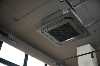 Modern binada tavana monte edilmiş klima. Çatı katı tarzı. Endüstriyel iç tasarım.