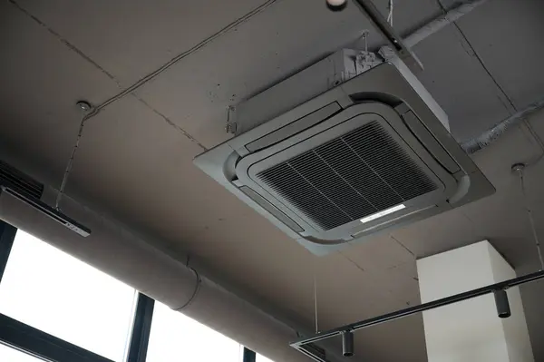 Modern binada tavana monte edilmiş klima. Çatı katı tarzı. Endüstriyel iç tasarım.