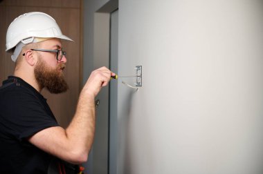 Güvenlik alarmı kurulumu. Güvenlik teknisyeni yeni ofisin duvarına güvenlik monitörü yerleştiriyor. Güvenlik sistemi kuruluyor. Adam işçi eve alarm teknolojisi sigortası kuruyor