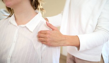 Fizyoterapist, tedavi odasındaki hastanın omzunda kayropraktik düzeltme yapıyor. Osteopatik tıp ve fizyoterapi konsepti. Ekin görünümü