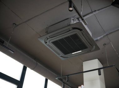 Modern binada tavana monte edilmiş klima. Çatı katı tarzı. Endüstriyel iç tasarım.