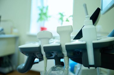 Tıbbi muayene sırasında ultrason cihazının görüntüsü. Klinikteki ultrason tarayıcısını kapat..