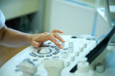 Ultrason tarayıcısında bir doktorun görüntüsü. Radyoloji konsepti. Zorunlu olmayan muayene. Sonografi. Klinik ekipman.