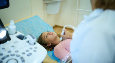 Doktorun çocuk için tiroit sonogramı yapmasına yakın çekim. Pediatrik ultrason taraması. Çocuk ultrasonu. Pediyatrist boynu tarıyor. Lenf düğümlerinin ultrason incelemesi. Çocukluk hastalıkları