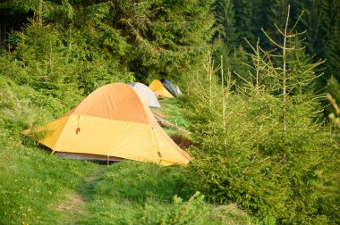 Dağlarda çadır. Kamp konsepti. Tatil, açık hava aktiviteleri ve yaz tatili gezisi için mükemmel..