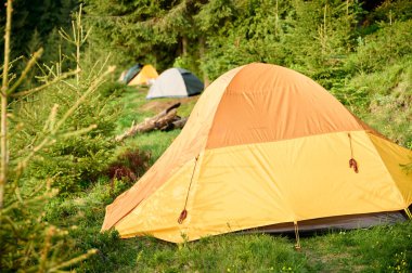 Dağlarda çadır. Kamp konsepti. Tatil, açık hava aktiviteleri ve yaz tatili gezisi için mükemmel..