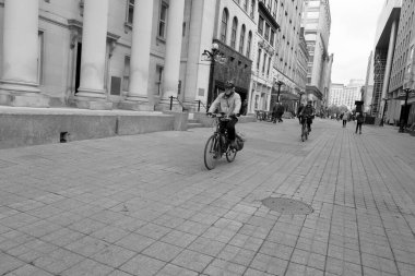 Şehirdeki sokakları kullanan insanlar.