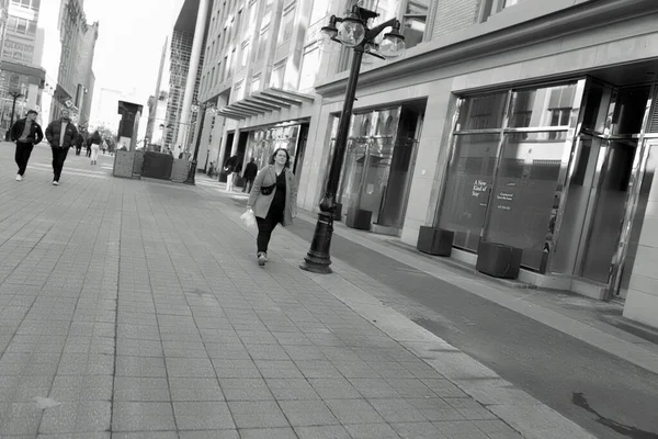 Ασπρόμαυρη Φωτογραφία Ενός Άνδρα Που Περπατάει Στην Πόλη — Φωτογραφία Αρχείου