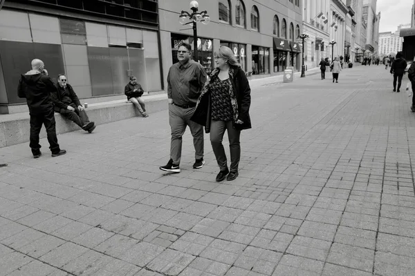 Ασπρόμαυρη Φωτογραφία Ενός Ζευγαριού Που Περπατά Στην Πόλη — Φωτογραφία Αρχείου