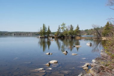 Yansımalı ve mavi sulu göl, güzel doğal manzara.
