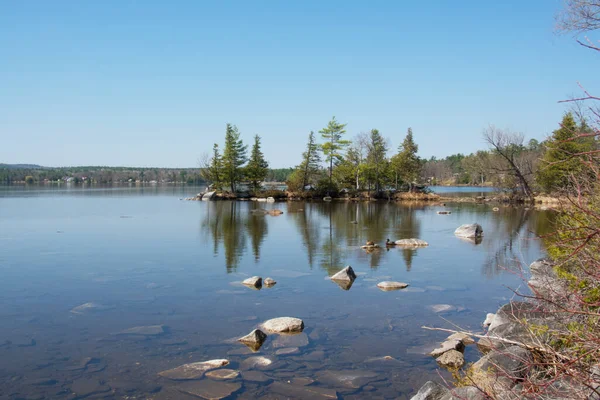 湖に反射と青い水美しい自然景観 — ストック写真