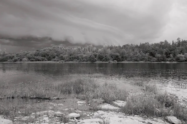 在多云的天气里 高山上美丽的湖景 — 图库照片