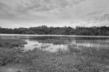 Göl ve bulutlu gökyüzü