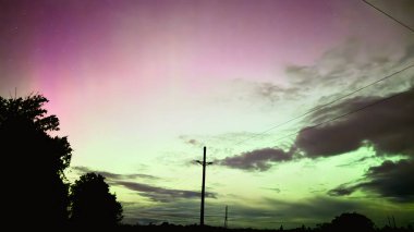 Yıldızlı ve aylı güzel gece gökyüzü