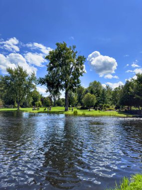 Parkın ortasındaki gölette.