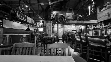 Modern bir restoranın içinde.