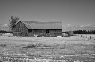 Köydeki eski ahır.