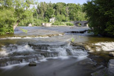 Küçük bir köyde küçük bir şelale