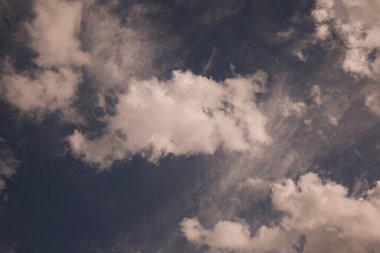 Gökyüzündeki beyaz bulutlar