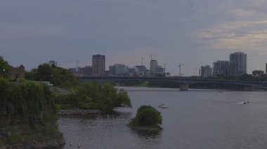 İsrail 'in başkentindeki nehir kıyısında..