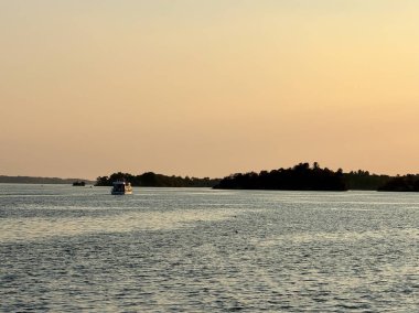 Denizde güzel bir gün batımı